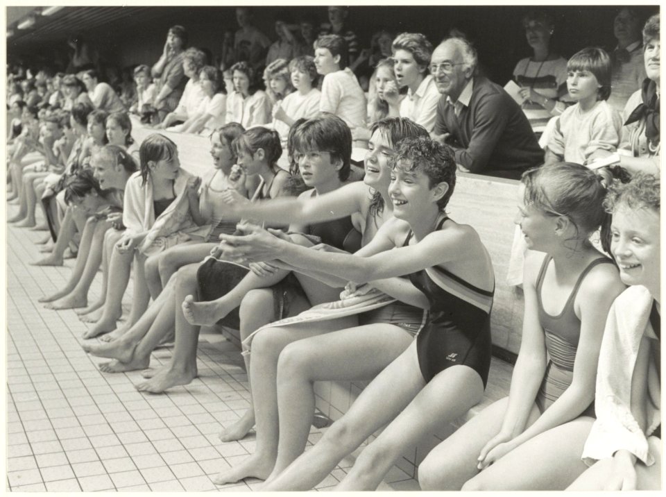 Gemeentelijke Zweminrichting De Planeet. Schoolzwemmen. NL-HlmNHA 54022989