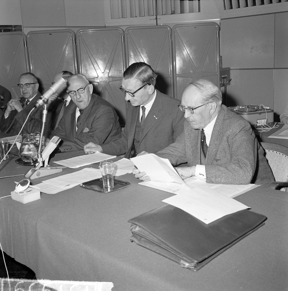 Gelukstelegram van de Avro voor Willem Vogt tot benoeming lid van verdienste , t, Bestanddeelnr 915-1939
