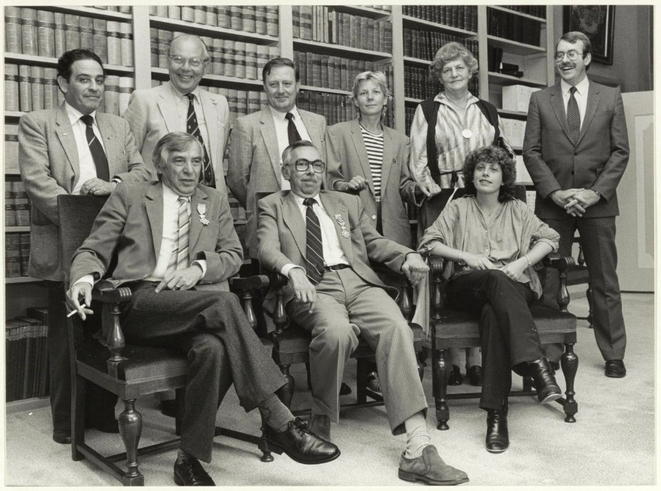Gemeenteraad poseert bij afscheid in de antichambre van het stadhuis. Staand v.l.n.r. Niek van den Brande (CDA), Jan de Bruin ( PvdA), Han Overbeek (CDA), Hassie Kuijpers (PvdA), Ina Jonke, NL-HlmNHA 54020278