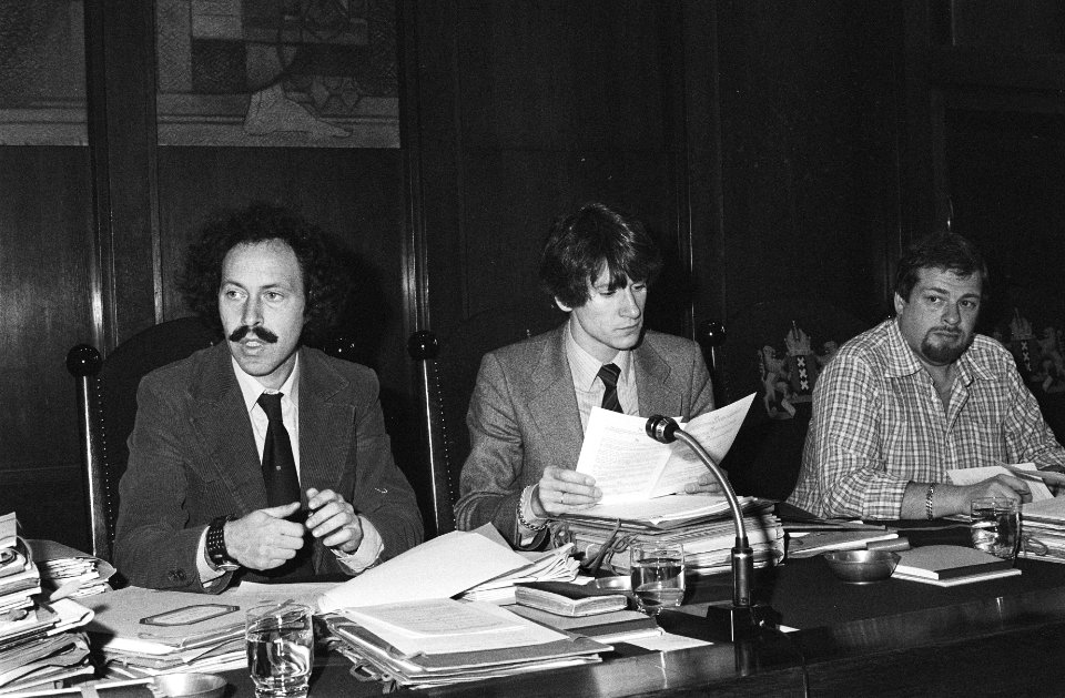 Gemeenteraad Amsterdam v.l.n.r. wethouders Van de Velde en Wolffensperger, Bestanddeelnr 930-0295