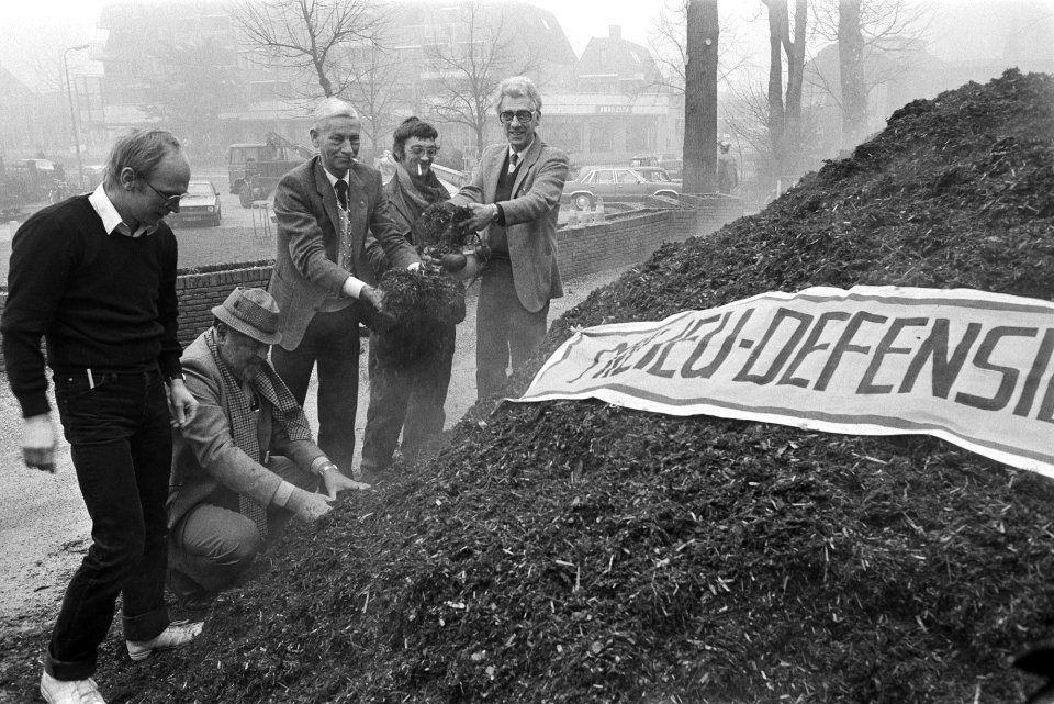 Gemeente Hillegom krijgt boomschors in het kader van de actie Spruiten kan ni, Bestanddeelnr 932-8847
