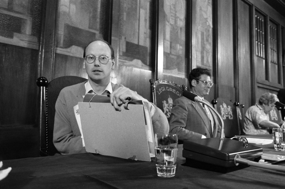 Gemeenteraad Amsterdam vergadert over rapport commissie Herweijer stadhuismuzie, Bestanddeelnr 934-2790