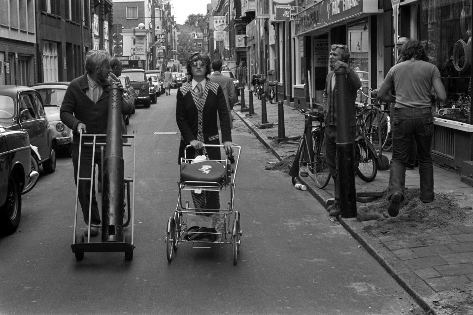 Gemeente heeft paaltjes laten plaatsen op stoep Lange Leidsedwarsstraat te Amste, Bestanddeelnr 925-8248