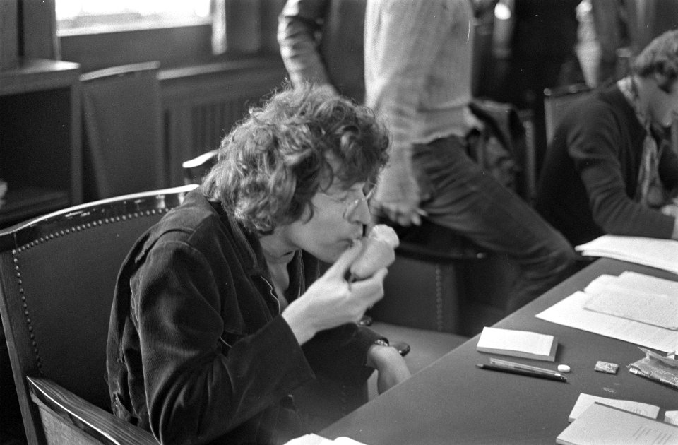 Gemeenteraad Amsterdam vergadert Guy Kilian (kabouter) eet peer tijdens vergade, Bestanddeelnr 923-8481