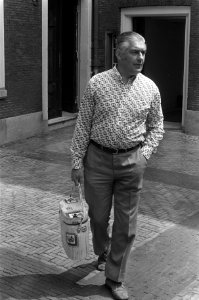 Gemeenteraad van Amsterdam, Arnold Martini (D66) met koeltas met verfrissingen, Bestanddeelnr 926-4952