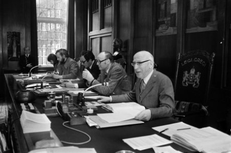Gemeenteraad Amsterdam (o.a. aanslag metro) v.l.n.r. wethouder Sinnige, Lammers, Bestanddeelnr 927-7656