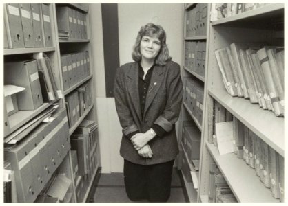 Gemeente-archivaris Corinne Glaudemans van de gemeente Haarlemmerliede en Spaarnwoude in het depot