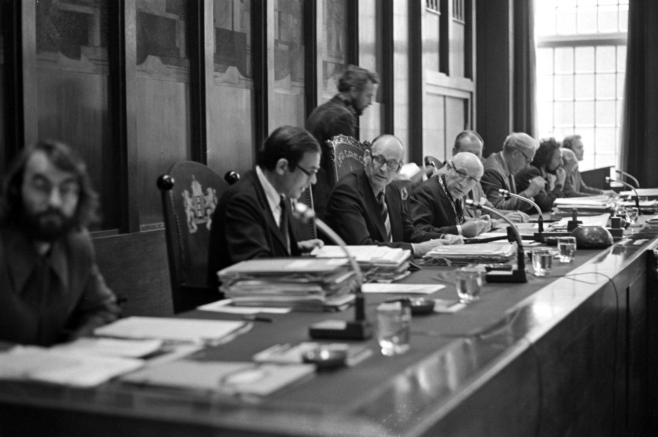 Gemeenteraad Amsterdam 30, 31 Lankhorst (links) in gesprek met Roel van Duijn, Bestanddeelnr 928-1576