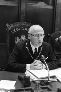 Gemeenteraad Amsterdam burgemeester Samkalden legt verklaring af over brand in , Bestanddeelnr 924-0802