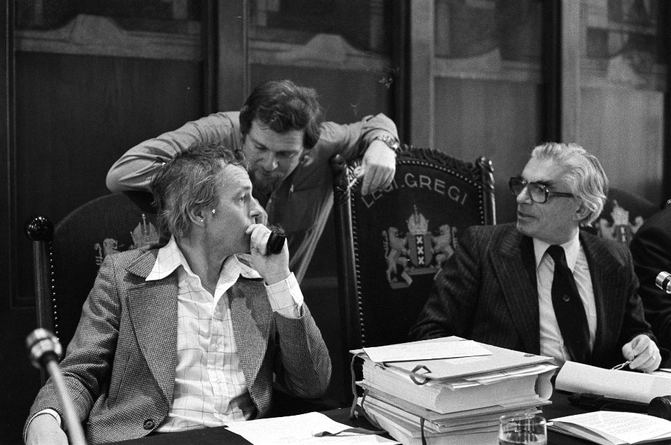 Gemeenteraad Amsterdam begroting 1980 v.l.n.r. wethoude Sinnige (Financiën), w, Bestanddeelnr 930-7295