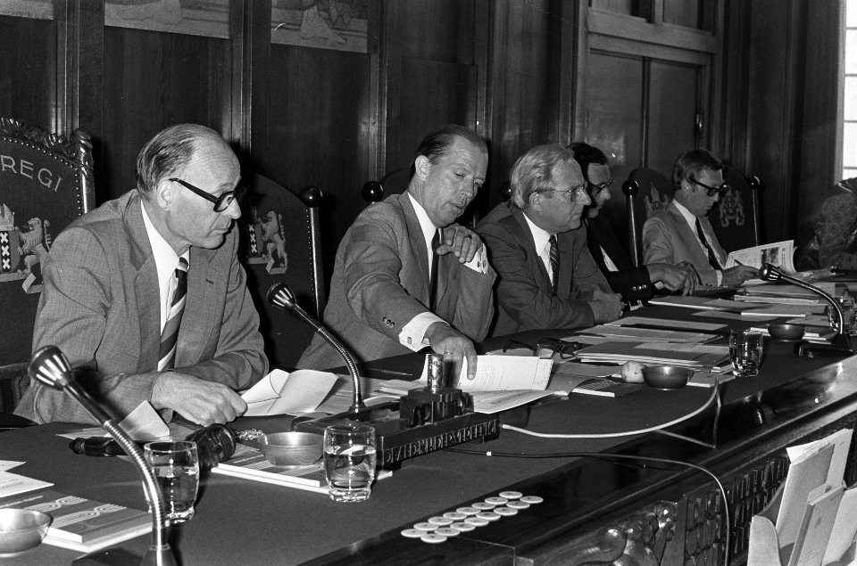 Gemeenteraad Amsterdam, vlnr Loco Burgemeester Verhey waarnemend secretaris , Bestanddeelnr 926-6114
