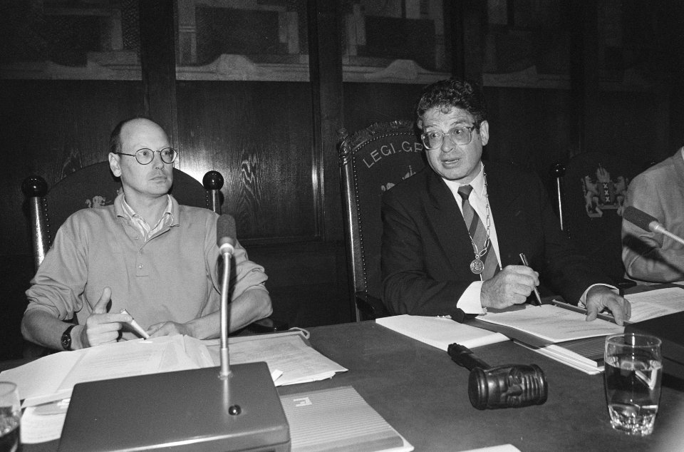 Gemeenteraad Amsterdam over bouwkosten Stopera burgemeester Van Thijn (r) en we, Bestanddeelnr 934-0654