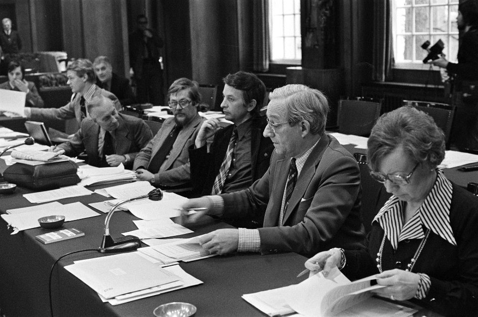 Gemeenteraad Amsterdam vervanging wethouders In de CDA-banken vlnr Heyne, , Bestanddeelnr 928-3733