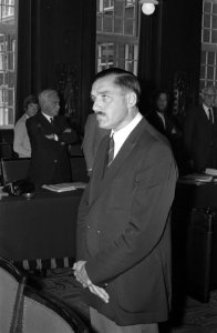 Gemeenteraad Amsterdam vergadert mr. Dienaar (PvdA) legt belofte af, Bestanddeelnr 923-8485