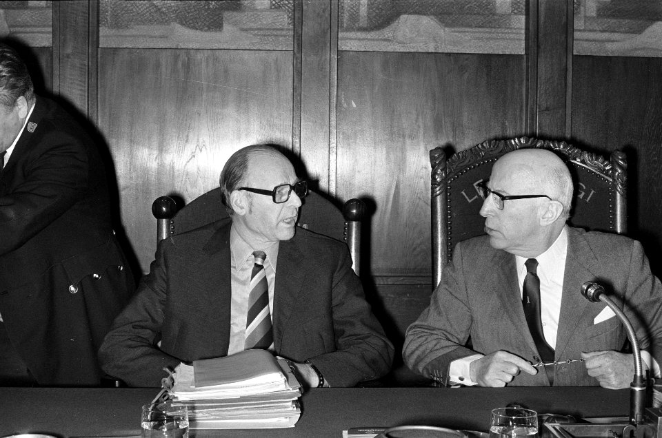 Gemeenteraad Amsterdam wethouder Verhey (l) in gesprek m burgemeester Samkalden, Bestanddeelnr 927-7069