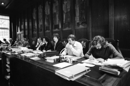 Gemeenteraad Amsterdam (algemene beschouwingen) rijtje wethouders en burgemeest, Bestanddeelnr 930-0527