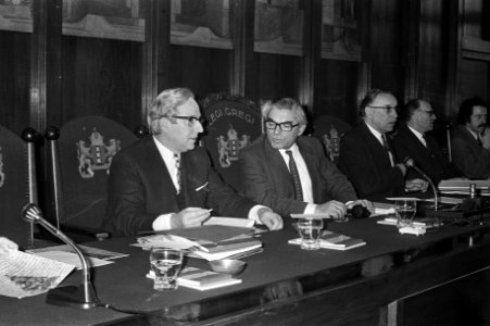 Gemeenteraad Amsterdam, behandeling begroting, wethouder Bootsma (links) en weth, Bestanddeelnr 925-3401