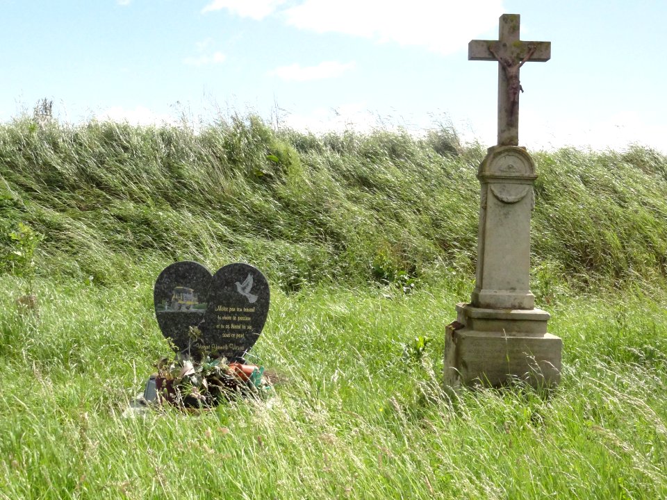 Hérange (Moselle) croix de chemin et mémorial