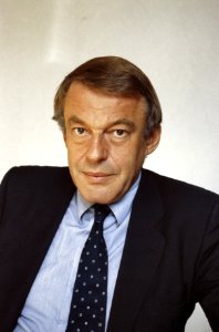 H.A.F.M.O. van Mierlo , minister van Defensie, Bestanddeelnr 253-8594