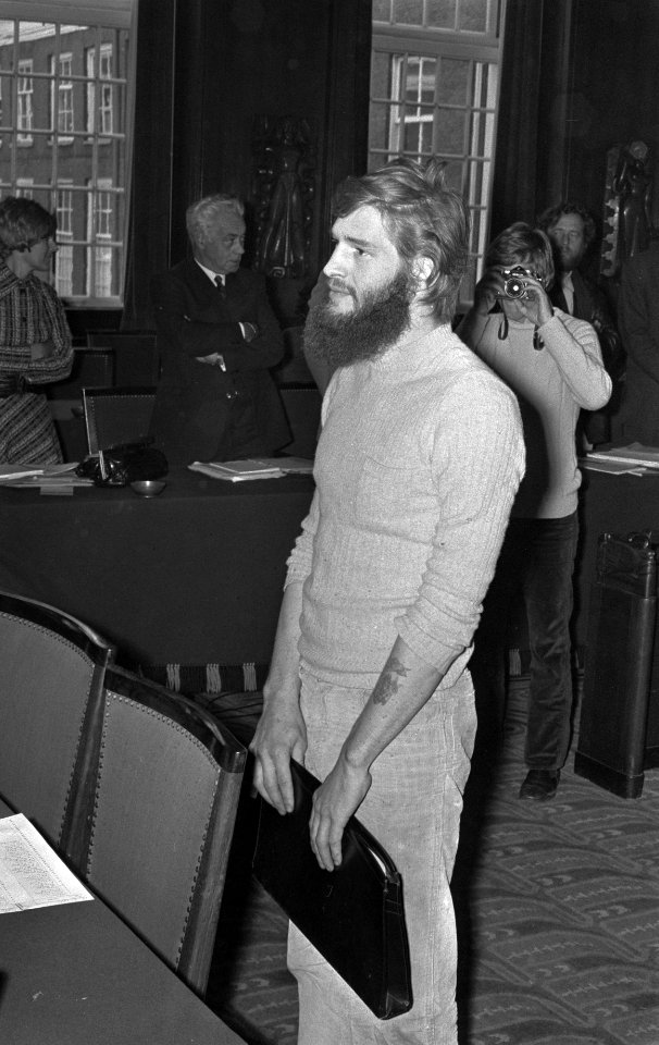 Gemeenteraad Amsterdam vergadert Joop Peters legt belofte af, Bestanddeelnr 923-8484
