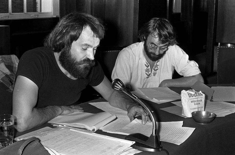 Gemeenteraad Amsterdam, Peter Hakkenberg van Gaasbeek (links) en Roel van Duijn, Bestanddeelnr 926-6118