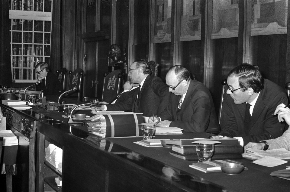 Gemeenteraad Amsterdam, behandeling begroting volksgezondheid, vlnr wethoud, Bestanddeelnr 925-3055