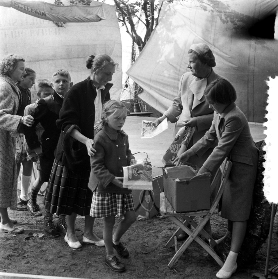 H.M. de Koningin met Prinses Margriet bezoek speeltuin Oud Naarden met opname te, Bestanddeelnr 906-5236