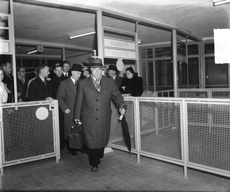 H.M. Cochran lid van de Commissie van Goede Diensten van de VN per KLM naar Pa, Bestanddeelnr 903-6996