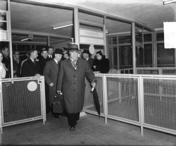 H.M. Cochran lid van de Commissie van Goede Diensten van de VN per KLM naar Pa, Bestanddeelnr 903-6996