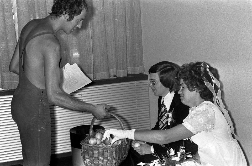 Gemeenteraad Amsterdam, bruidspaar krijgt appels, Bestanddeelnr 926-6116