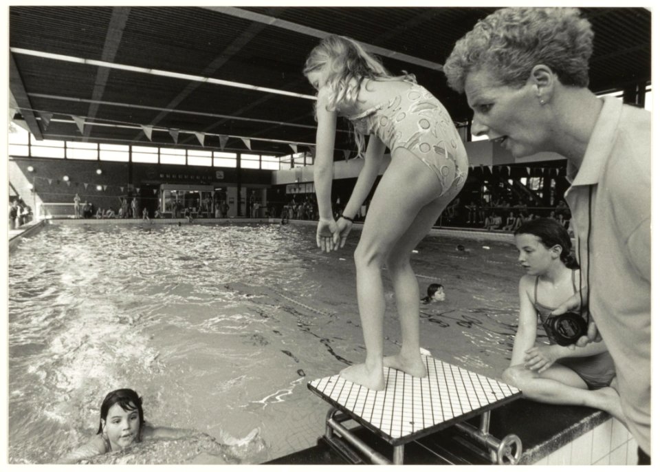 Gemeentelijke Zweminrichting De Planeet. Schoolzwemwedsrijden. Basisschool De Molenwiek won de wisselbeker. NL-HlmNHA 54032168