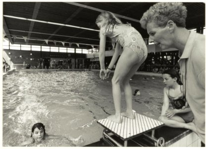 Gemeentelijke Zweminrichting De Planeet. Schoolzwemwedsrijden. Basisschool De Molenwiek won de wisselbeker. NL-HlmNHA 54032168