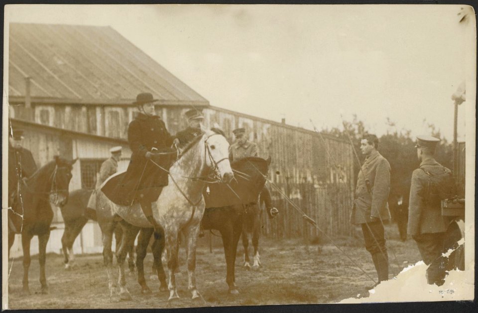 H.M. Koningin Wilhelmina op legerinspectie te paard., Bestanddeelnr 158-2098