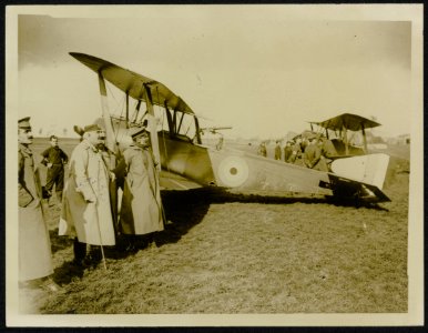 H.M. the King of Montenegro watches an aeroplane fight, Bestanddeelnr 158-1425
