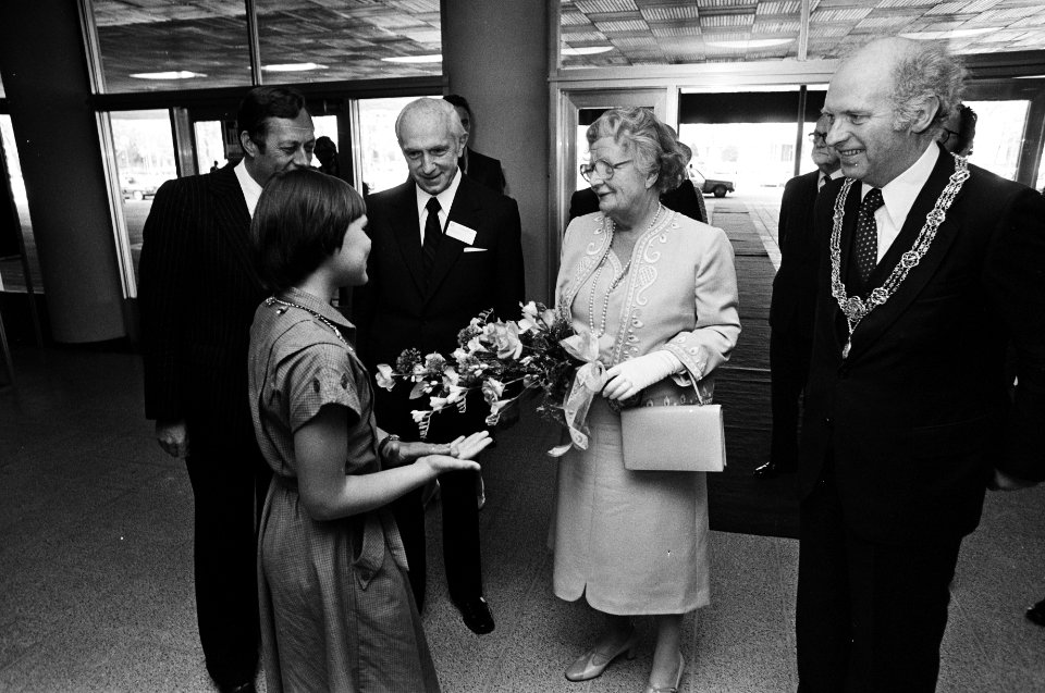 H.M. krijgt bloemen van de dochter van mr. Reynen (l), voorzitter sectie Nederla, Bestanddeelnr 930-2606