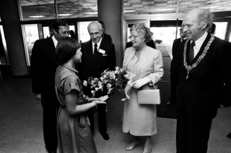 H.M. krijgt bloemen van de dochter van mr. Reynen (l), voorzitter sectie Nederla, Bestanddeelnr 930-2606
