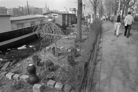 Gemeente kondigt sanering aan van wildgroei tuintjes bij woonschepen langs de Am, Bestanddeelnr 933-9406