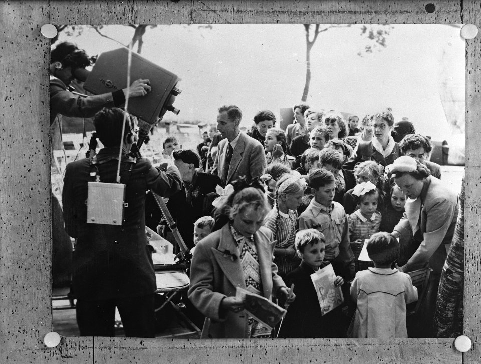 H.M. de Koningin met Prinses Margriet bezoek speeltuin Oud Naarden, Bestanddeelnr 906-5229