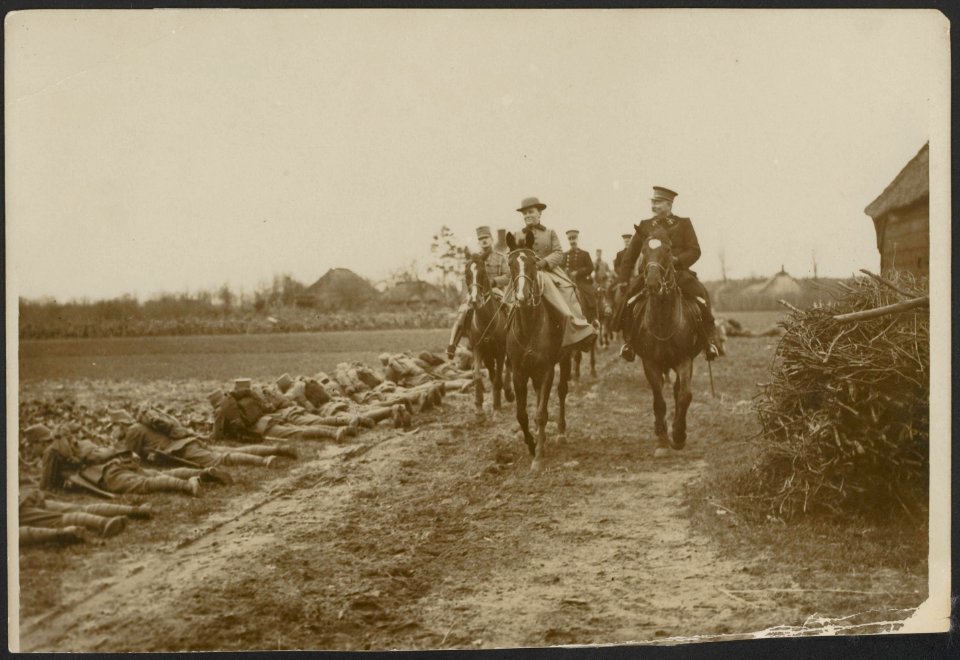 H.M. Koningin Wilhelmina inspecteert te paard Nederlandse troepen., Bestanddeelnr 158-2100