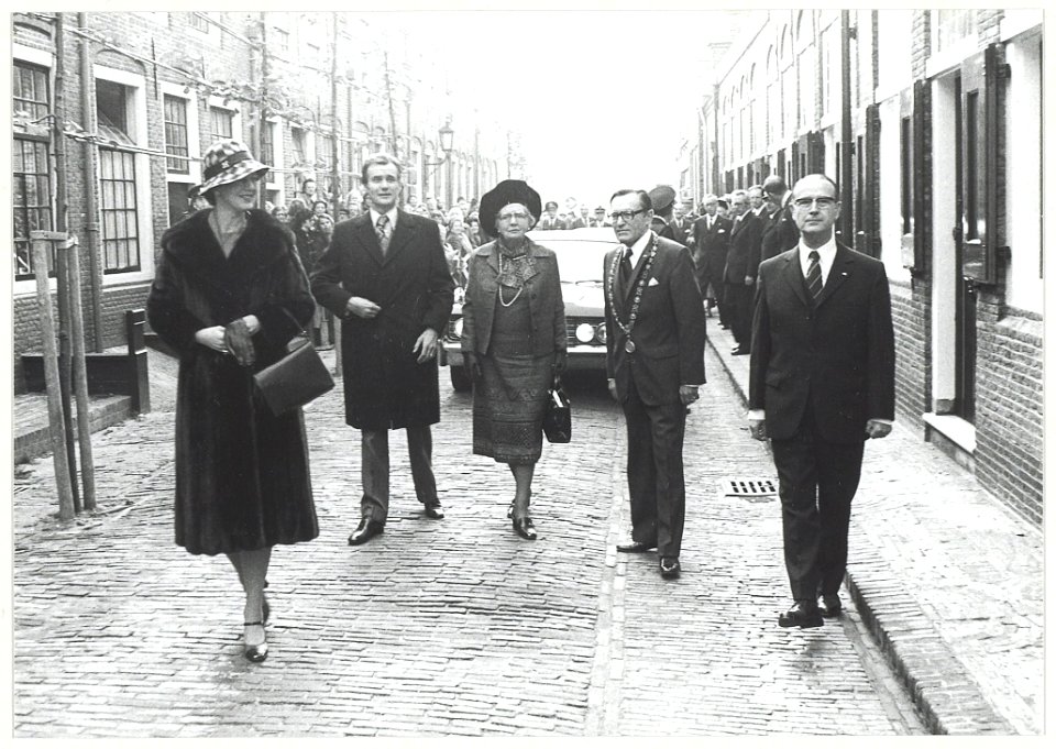 H.M. Koningin Juliana op het Groot Heiligland, ziende naar het zuiden. V.L.N.R. Koningin Margarethe en Prins Hendrik van Denemarken, Koningin Juliana, Burgemeester de Gou en de commisaris van de Konin