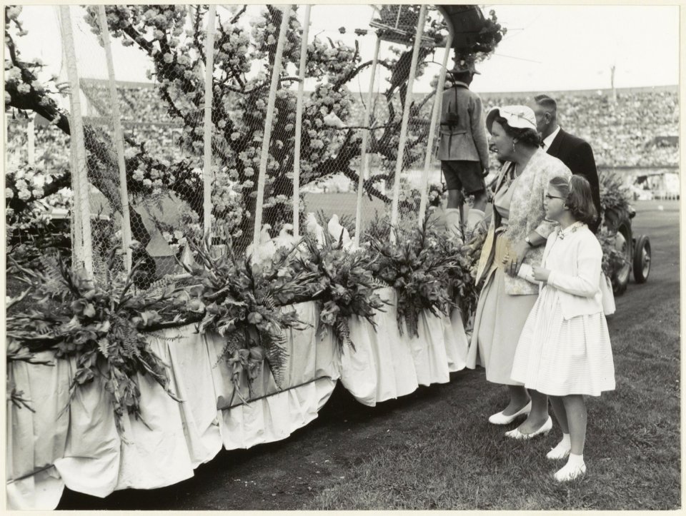 H.M. Koningin Juliana bracht met Prinses Christina een bezoek aan het olympisch Stadion te Amsterdam tijdens het Aalsmeers Bloemencorso. NL-HlmNHA 54011090