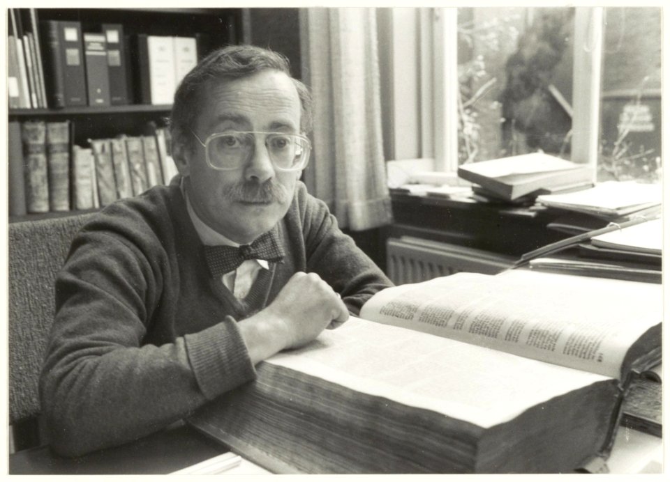 Gemeente-archivaris Drs. J.Temminck in het Gemeente-archief. NL-HlmNHA 54015325