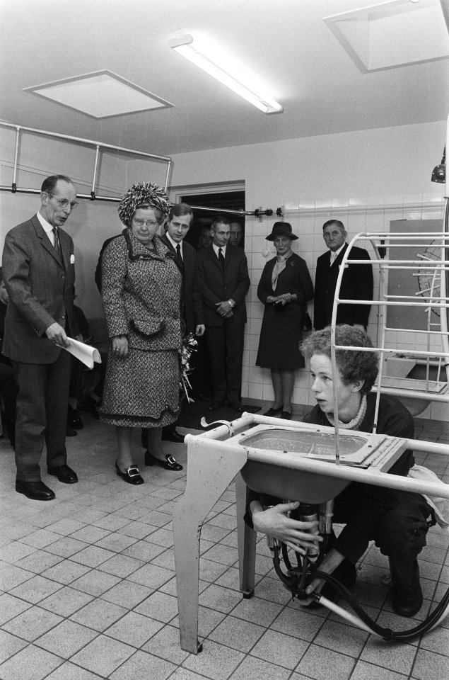 H.M brengt werkbezoek aan Zuidelijk Westerkwartier in Groningen H.M in Lagere L, Bestanddeelnr 924-0647