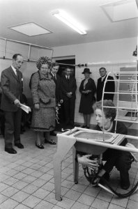H.M brengt werkbezoek aan Zuidelijk Westerkwartier in Groningen H.M in Lagere L, Bestanddeelnr 924-0647