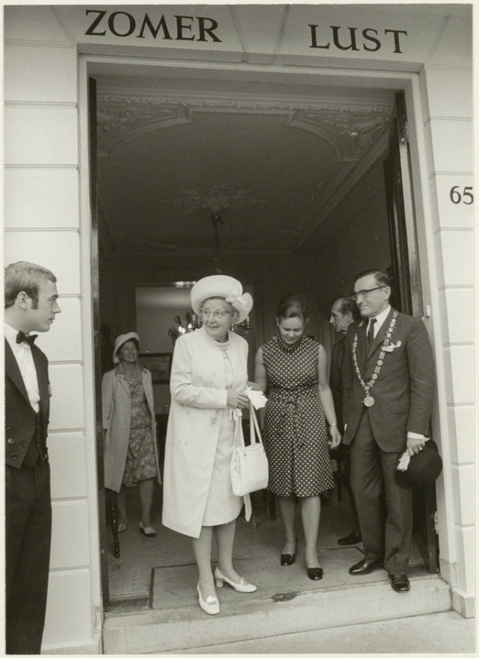H.M. koningin Juliana bezoekt Haarlem, aankomst bij huize Zomerlust, Wagenweg 65, ambtswoning van burgemeester de Gou. NL-HlmNHA 54011900 01