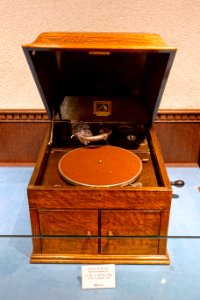 H.M.V. Model 109, The Gramophone Co., UK, undated - Kanazawa Phonograph Museum - Kanazawa, Japan - DSC01038