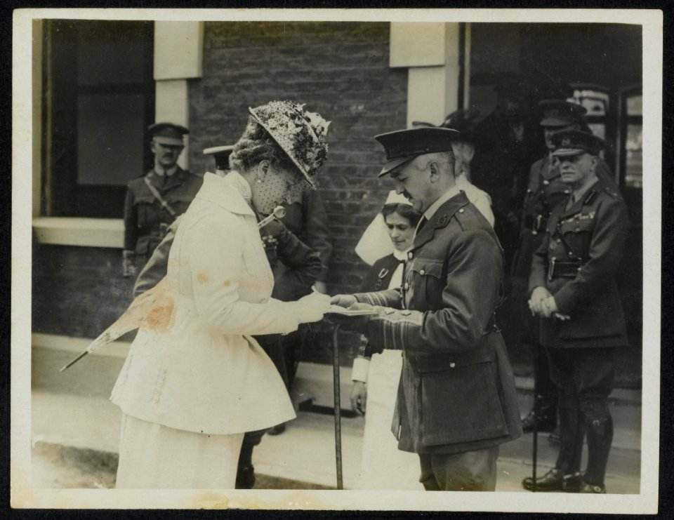 H.M. signing the visitors book at a hospital, Bestanddeelnr 158-0810