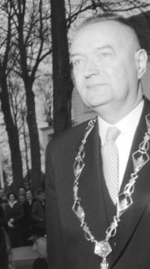 H.M. Oldenhof - Koningin bezoekt Ede-Wageningen, Bestanddeelnr 911-1098 (cropped)