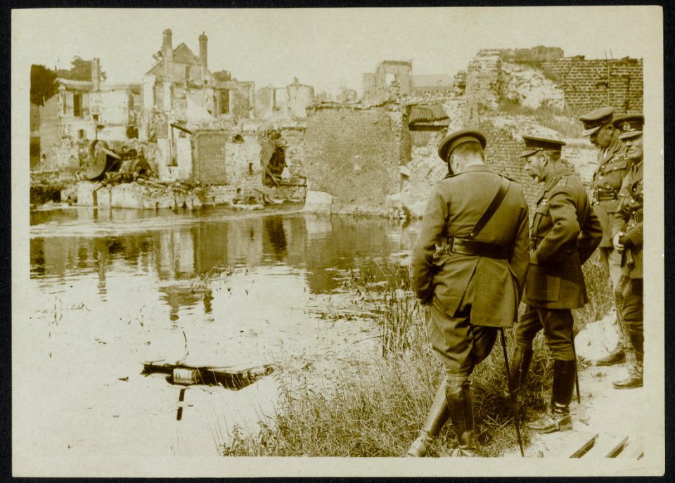 H.M. visits the ruins of Peronne, Bestanddeelnr 158-0804