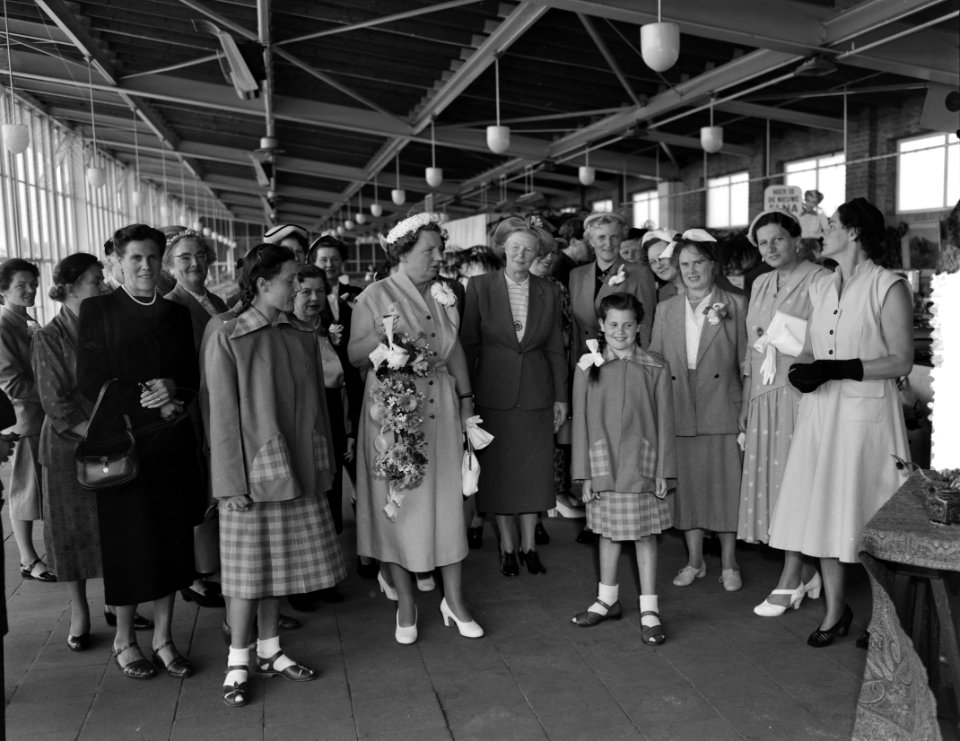 H.M. de Koningin bezoek Nederlandse Vereniging van Huisvrouwen Hilversum, Bestanddeelnr 906-5245